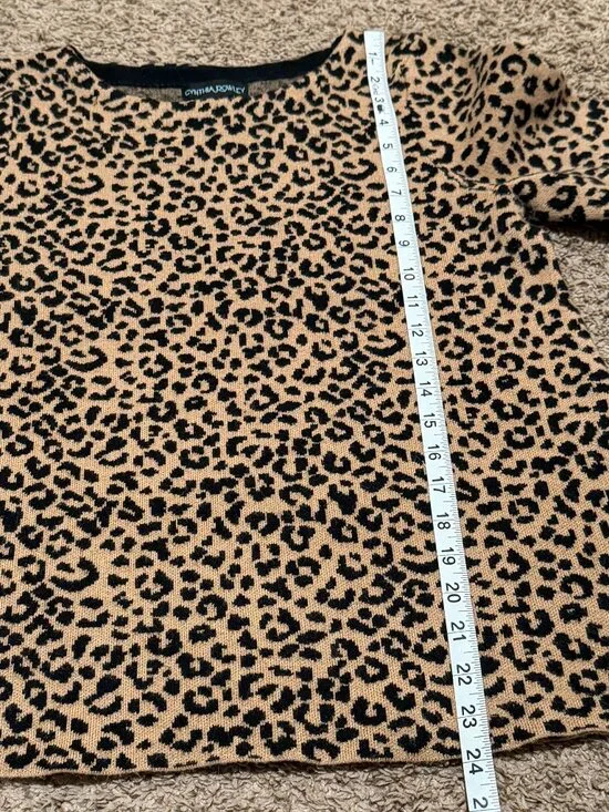 Cynthia Rowley Leopard Print Crew Neck Sweater M Soft Knit - Picture 8 of 10
